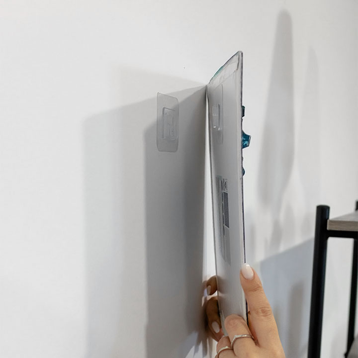 Gancio autoadesivo bifacciale per appendere