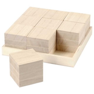 Cubi di legno in un vassoio